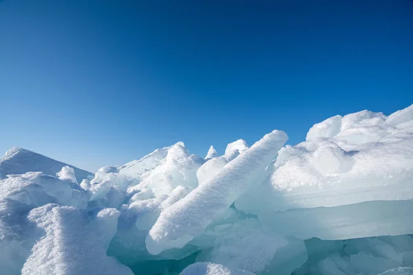 Glace Épaisse Recouverte Neige Blanche Eau Lac Est Devenue Gelée — Photo