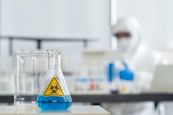 Erlenmeyer Flask Contiene Sostanze Chimiche Liquide Blu Tavolo Laboratorio Bianco — Foto Stock