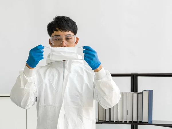 Asiatiske Forskere Inspicerer Kvaliteten Maske Inden Eksperimentet Påbegyndes Videnskabeligt Laboratorium - Stock-foto