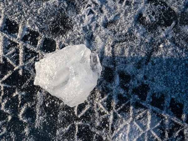 Nahaufnahme Ungewöhnliche Formen Eiswürfel Auf Der Gefrorenen Oberfläche Des Sees — Stockfoto