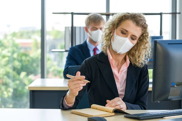 Ofiste Coronavirus hastalığı 2019 'un (COVID-19) yayılmasını azaltın. Hastalığın bulaşmasını önlemek için cerrahi maske takmak gerekir..