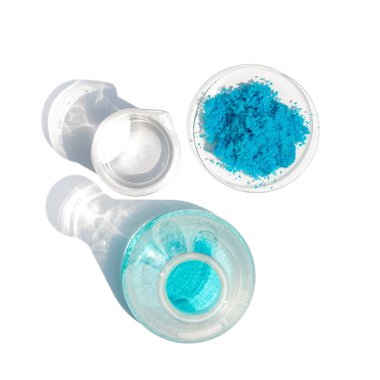 Beyaz laboratuvar masasındaki inorganik kimyasalları kapatın. Bakır (II) sülfat, alkol. Kozmetik ve Tuvalet malzemeleri için kimyasal malzeme. Üst Görünüm.