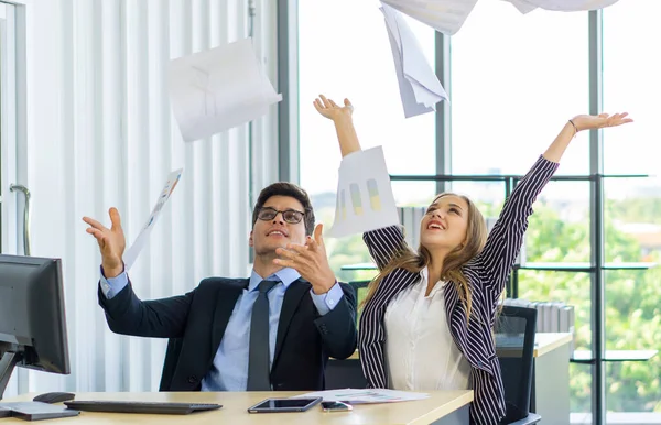 Der Junge Manager Anzug Und Die Sekretärin Warfen Die Arbeitsunterlagen — Stockfoto