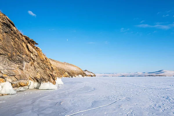 Kayalık Dağlar Karla Kaplı Gökyüzünün Mavi Rengi Dağların Zeminin Kahverengi — Stok fotoğraf