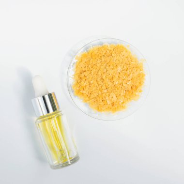 Organik Carnauba Cila sert sarı pullar şeklinde gelir ve kozmetikte yaygın olarak ruj, göz kalemi, rimel, göz farı, deodorant ve deodorant için kalınlaştırıcı madde olarak kullanılır.