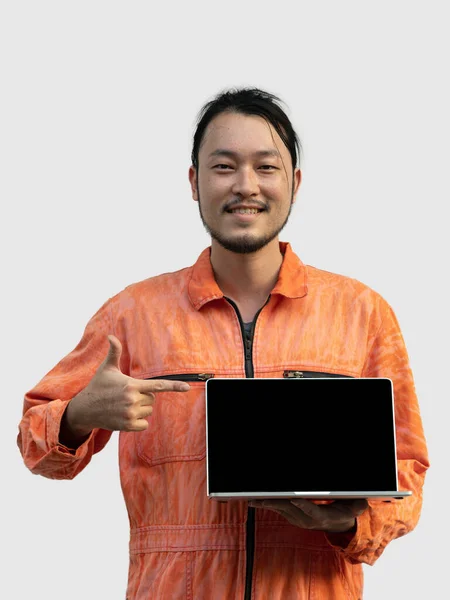 Vezető Szerelő Narancssárga Egyenruhában Üres Laptoppal Kezében Ujjal Számítógép Felé — Stock Fotó
