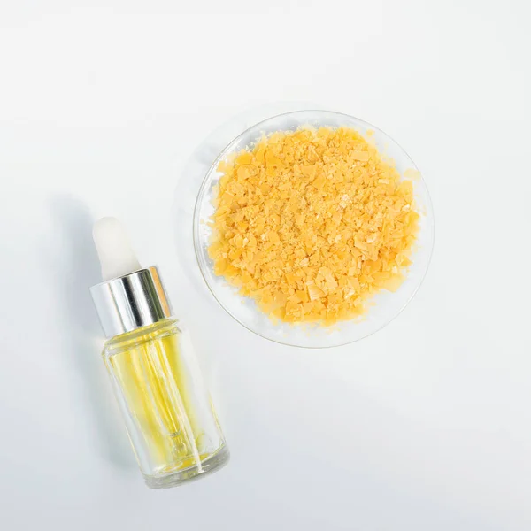 Organic Carnauba Wax come in the form of hard yellow flakes and is widely used in cosmetics as an emulsifier or as a thickening agent for lipstick, eyeliner, mascara, eye shadow, foundation, deodorant