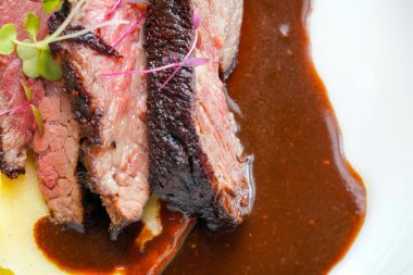 72 saat sonra. Kurutulmuş sığır kaburgası beyaz tabakta servis edilir. (Üst Görünüm)