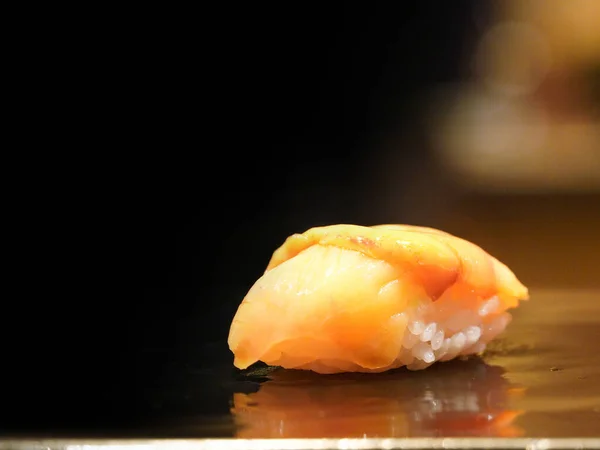 Akagai Sushi Serviert Auf Schwarzem Holzteller Japanischer Omakase Kurs — Stockfoto