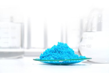 Beyaz laboratuvar masasındaki inorganik kimyasalları kapatın. Bakır sülfat, alkol gibi. Kozmetik ve Tuvalet malzemeleri için kimyasal malzeme.