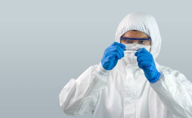 Epidemiyolojik araştırmacılar virüse karşı koruyucu giysiler içinde Covid-19 'a yakalanmış hastaların kan örneklerine bakıyorlar. Coronavirus hastalığı 2019 Bir laboratuarda test süreci.