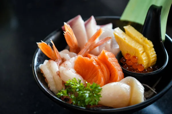 Conjunto Sashimi Está Bellamente Dispuesto Plato Negro Decorado Con Hojas — Foto de Stock
