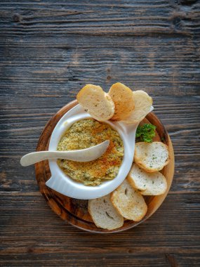 Ahşap masada servis edilen sarımsaklı tereyağlı fırında midye..