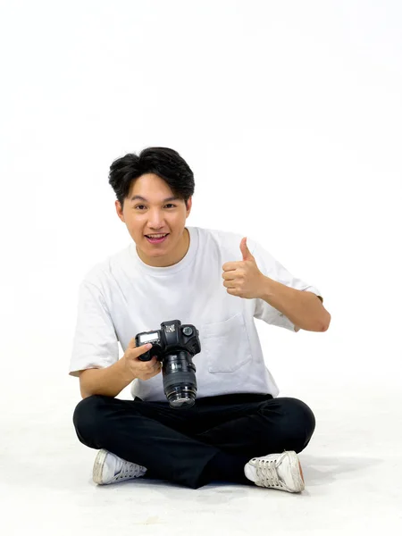 Fotógrafos Asiáticos Olham Para Fotos Tiradas Tela Câmera Enquanto Estão — Fotografia de Stock