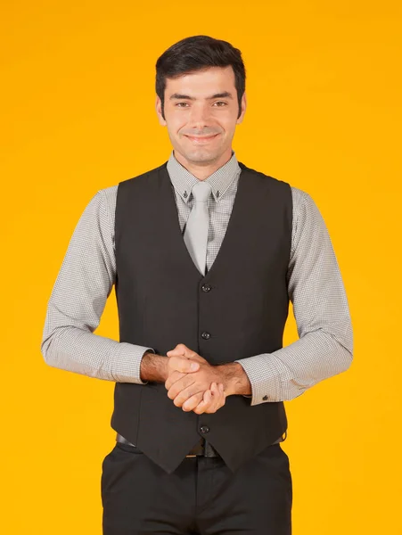 Молодой Бизнесмен Серой Рубашке Черном Жилете Держащий Обе Руки Улыбающийся — стоковое фото
