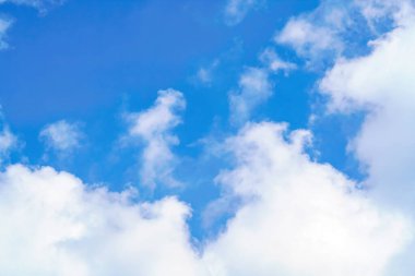 Açık mavi gökyüzünde büyük beyaz bulut. Doğa Arkaplanı.