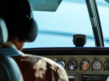 Özel uçuşun pilot kontrollerinin arka görünümü.