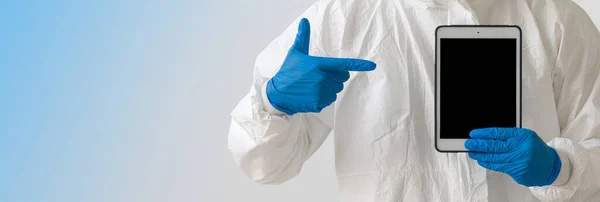 Peneliti Epidemiologi Dalam Pakaian Pelindung Virus Menunjuk Pada Layar Kosong — Stok Foto