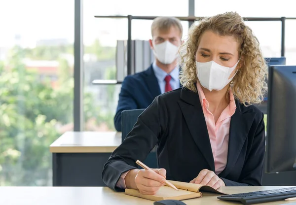 Coronavirus hastalığı 2019 (COVID-19), ofiste çalışmanın yeni normali. Her bir çalışana bir masa ve en az bir metre arayla. Çalışırken sürekli maske takmalısın..