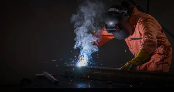 Trabajadores Industria Metalúrgica Están Soldando Chapas Acero Para Proyectos Inmobiliarios — Foto de Stock