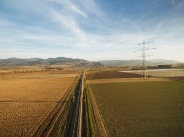 tarım alanları elektrik kulede havadan görünümü Sunset'teki, Avrupa