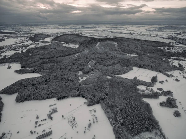 Luftaufnahme einer wunderschönen Winterlandschaft mit schneebedeckten Bäumen und Feldern, Deutschland — Stockfoto