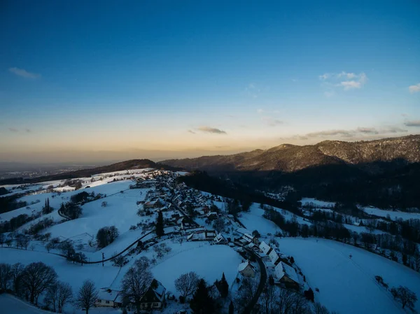 Vue aérienne du beau paysage hivernal avec des collines et des bâtiments, Allemagne — Photo de stock