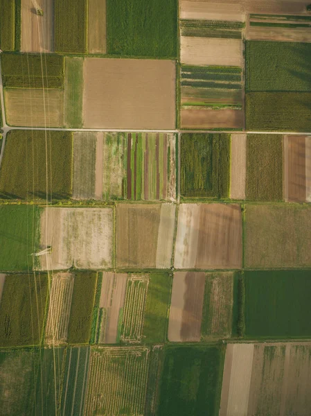 Vista aerea dei campi agricoli con linea elettrica, Europa — Foto stock