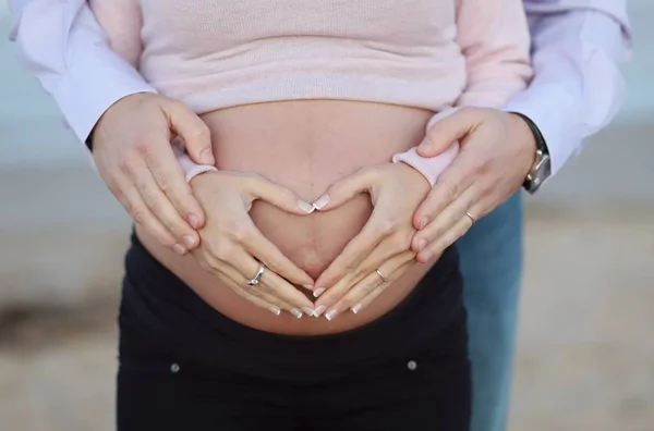 Couple Étreindre Ventre Femme Enceinte — Photo