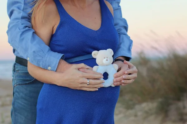 Pareja Abrazándose Vientre Embarazado —  Fotos de Stock