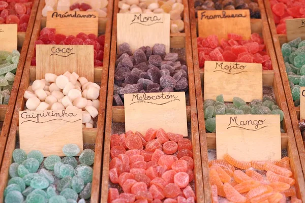 Esnaf şekerler bir Caipirinha, mango, Hindistan cevizi, şeftali, mojito,... İspanyolca olarak yazılı