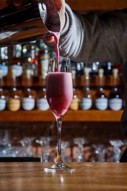 Güçlü akışı, masaya dökmek çekinmeyen bir bardak içine bir alkollü kokteyl barda barmen dökülen.
