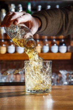 Güçlü akışı, masaya dökmek çekinmeyen bir bardak içine bir alkollü kokteyl barda barmen dökülen.