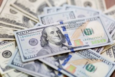 Odağı Benjamin Franklin çerçeve içine bakarak böylece Amerikan yüz dolarlık bir paket bir yelpaze ile masaya yatıyor.