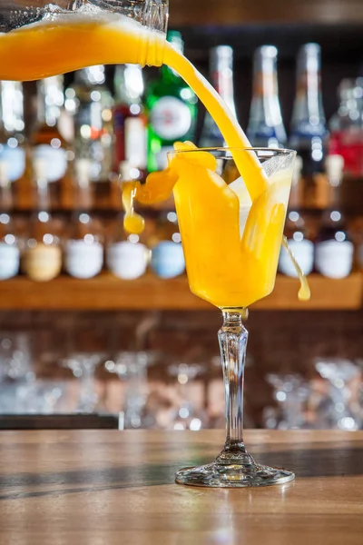 Barman Bar Pours Alcoholic Cocktail Glass Powerful Stream Afraid Spill – stockfoto