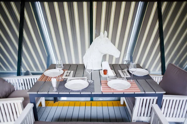 Restaurante Com Belamente Decorados Interiores Poltronas Confortáveis Serviu Tabelas Espaçoso — Fotografia de Stock