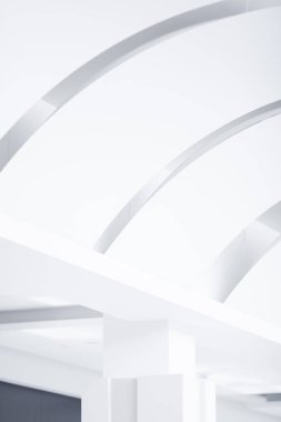 Minimalist bir iç sayıda satırı ile beyaz temiz iyi aydınlatılmış sütun.