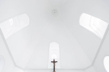 Kar-beyaz temiz iyi aydınlatılmış kubbe pencere ve İsa'nın çarmıha germe ile Ortodoks Kilisesi.