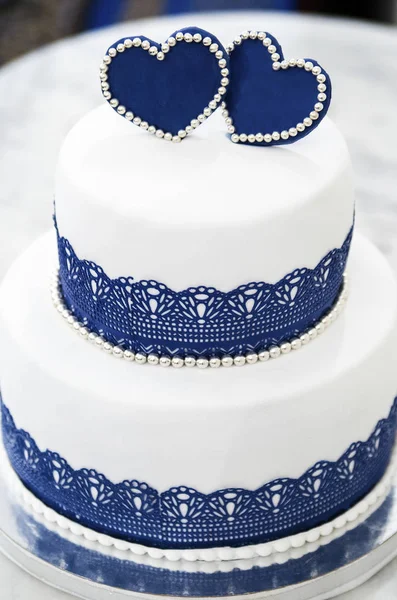 Біло-блакитний весільний торт з серцями — стокове фото
