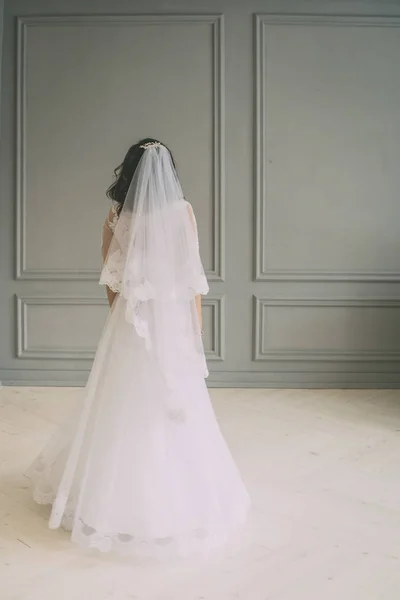 Bruid in trouwjurk en sluier — Stockfoto