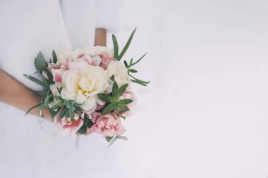 Düğün buketi gelin elinde