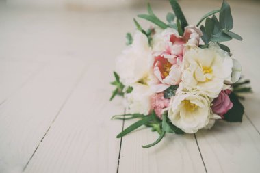 Ahşap zeminde düğün buketi