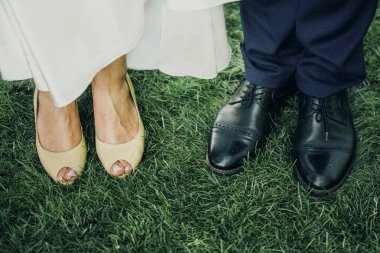 çimenlerin üzerinde kalan yeni evliler