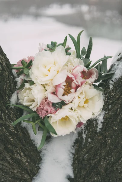 Ramo de bodas entre árboles y nieve —  Fotos de Stock