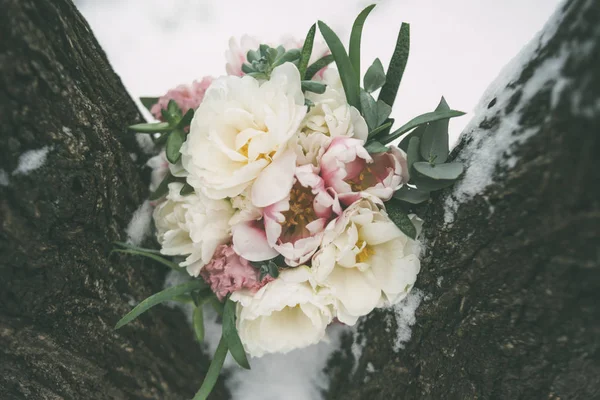 Ramo de bodas entre árboles con nieve horizontal —  Fotos de Stock