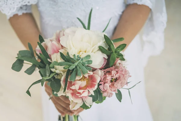 Wedding bouquet in bride hands — Stock Photo, Image