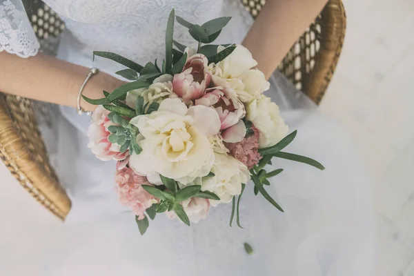 Svatební kytice v ruce nevěsty 2 — Stock fotografie