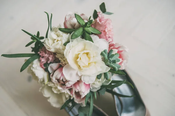 Γαμήλια ανθοδέσμη από λουλούδια και παπούτσια γάμου — Φωτογραφία Αρχείου