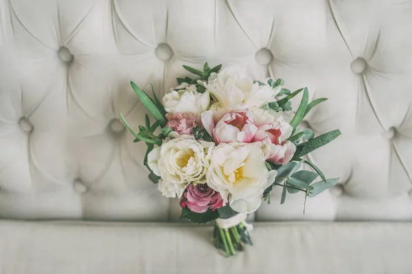 Γαμήλια Ανθοδέσμη Από Λευκά Και Ροζ Λουλούδια Και Πράσινα Φύλλα — Φωτογραφία Αρχείου