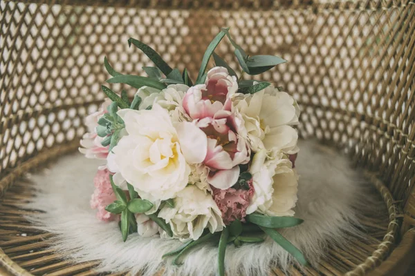 Flores de boda en el sillón de paja —  Fotos de Stock